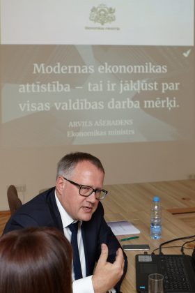 LR Ekonomikas ministrs Arvils Ašerādens