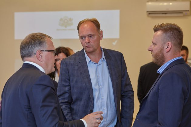 LR Ekonomikas ministrs Ašerādens un Toms Āboltiņš un Nauris Jansons, Ikšķilē