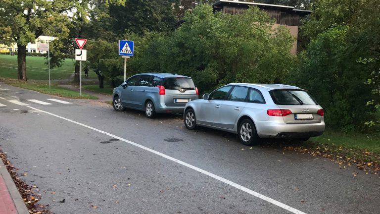 Automašīnas pie Lībiešu ielas gājēju pārejas