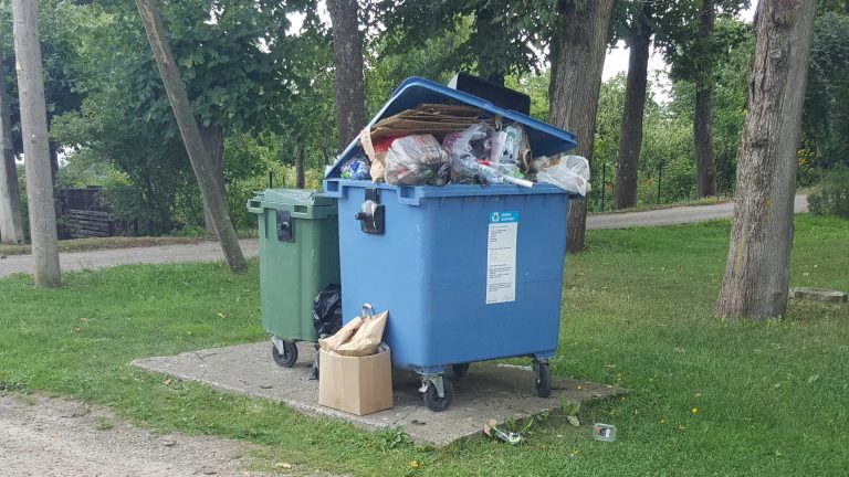 Stadiona ielā grūtības ar atkritumu šķirošanu