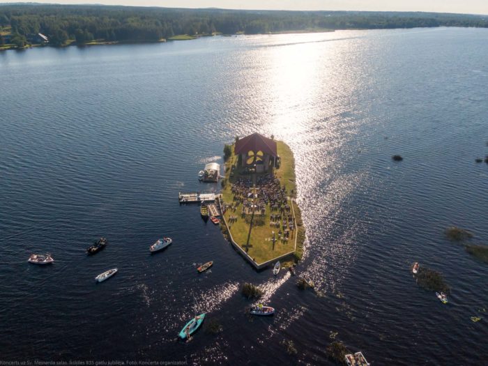 Foto: Ikšķilei 835, Sv. Meinarda salas koncerts 2020 35 Ikšķiles 835. gadu jubilejai veltītais koncerts pašā Daugavas vidū uz Sv. Meinarda salas