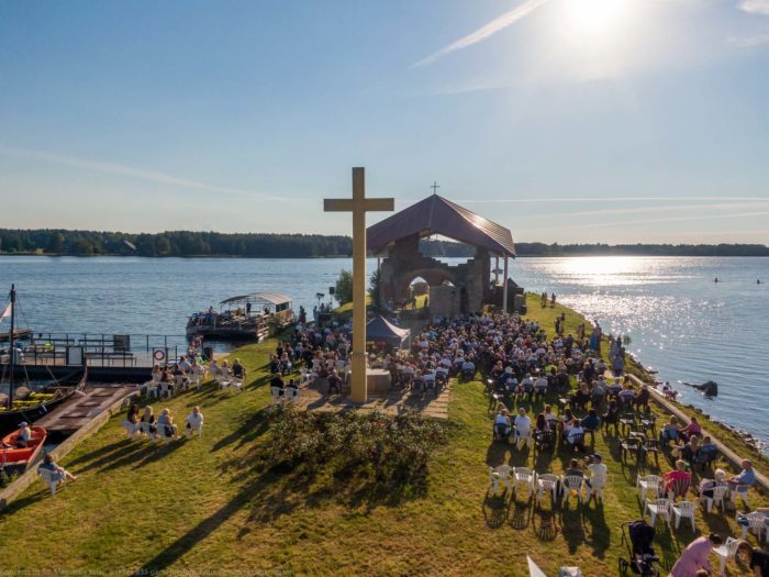 Foto: Ikšķilei 835, Sv. Meinarda salas koncerts 2020 Ikšķiles 835. gadu jubilejai veltītais koncerts pašā Daugavas vidū uz Sv. Meinarda salas