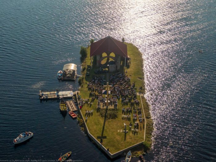 Foto: Ikšķilei 835, Sv. Meinarda salas koncerts 2020 31 Ikšķiles 835. gadu jubilejai veltītais koncerts pašā Daugavas vidū uz Sv. Meinarda salas