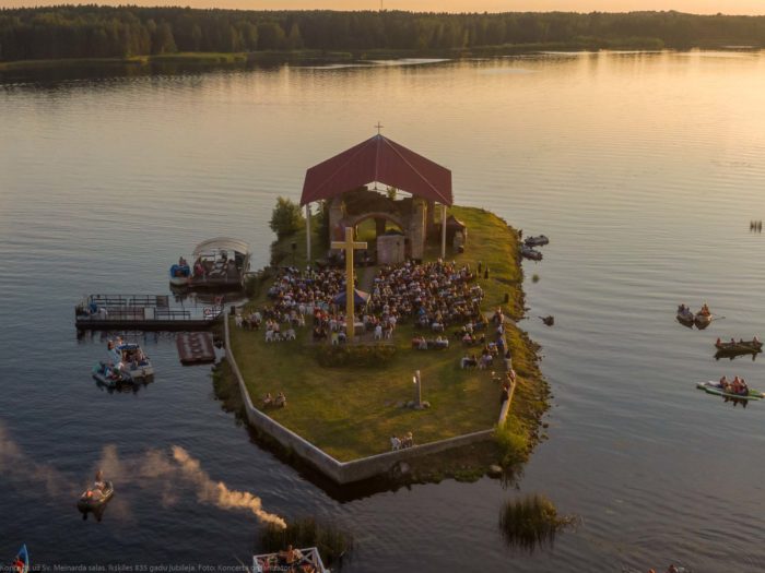 Foto: Ikšķilei 835, Sv. Meinarda salas koncerts 2020 18 Ikšķiles 835. gadu jubilejai veltītais koncerts pašā Daugavas vidū uz Sv. Meinarda salas