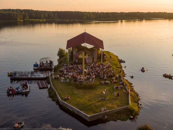 Foto: Ikšķilei 835, Sv. Meinarda salas koncerts 2020 32 Ikšķiles 835. gadu jubilejai veltītais koncerts pašā Daugavas vidū uz Sv. Meinarda salas