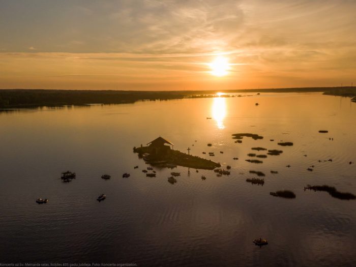 Foto: Ikšķilei 835, Sv. Meinarda salas koncerts 2020 6 Ikšķiles 835. gadu jubilejai veltītais koncerts pašā Daugavas vidū uz Sv. Meinarda salas