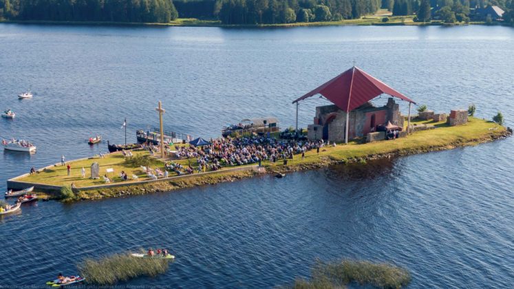 Ikšķiles 835. gadu jubilejai veltītais koncerts pašā Daugavas vidū uz Sv. Meinarda salas