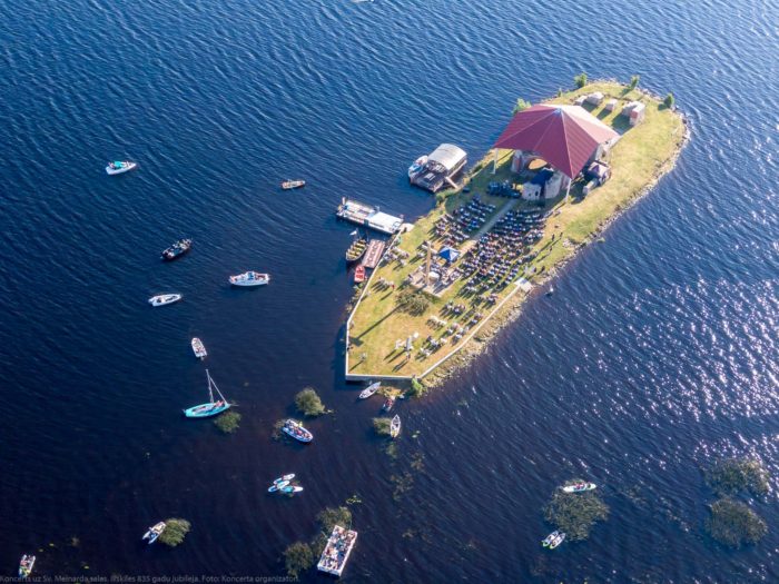 Foto: Ikšķilei 835, Sv. Meinarda salas koncerts 2020 8 Ikšķiles 835. gadu jubilejai veltītais koncerts pašā Daugavas vidū uz Sv. Meinarda salas