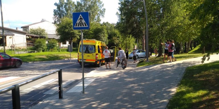 Satiksmes negadījums Ikšķilē, Peldu un Libiešu ielas krustojums pie Ikšķiles estrādes. Foto: Ikšķilietis