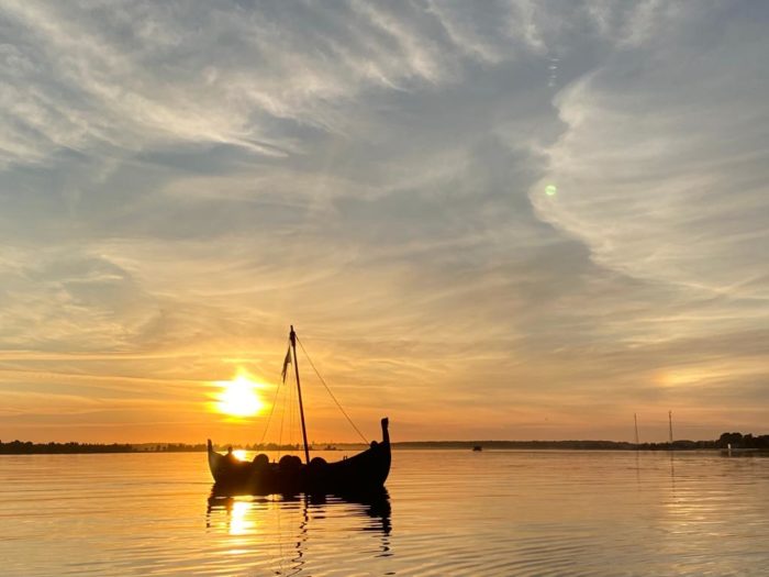 Foto: Ikšķilei 835, Sv. Meinarda salas koncerts 2020 10 Vikingu ozolkoka kuģis Üxküll (Ikšķile) Daugavā. Foto: Ikšķiles laivu noma