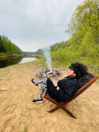Multimaksla pop up tirdzins Elita Patmalniece kresla upes krasts