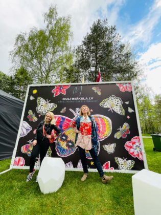 Multimaksla pop up tirdzins Ieva Akuratere plakats